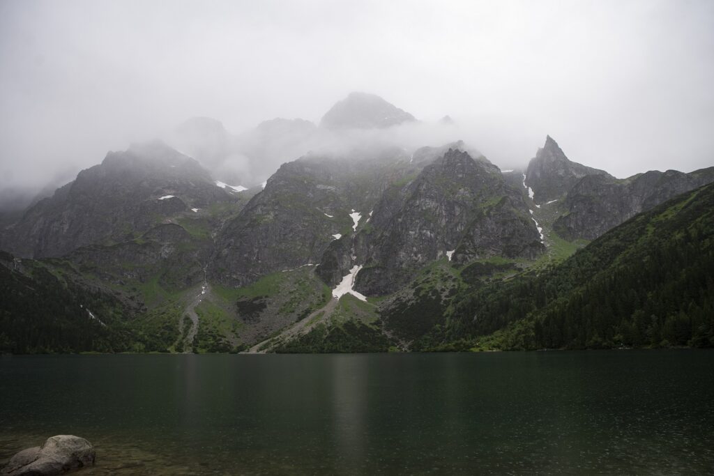 zachmurzenie i mgla nad morskim okiem